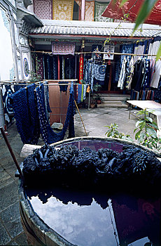 云南省大理州白族第一村周城村制作扎染布的染缸和染好的扎染布
