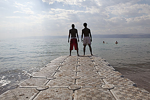 两个男人,风景,后视图,遮盖,码头,面对,死海,以色列人,约旦