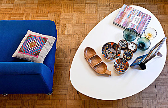 多样,碗,复古,茶几,白色,上面,靠近,蓝色,安乐椅,图案,木地板
