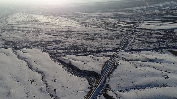 新疆哈密,雪落天山戈壁路