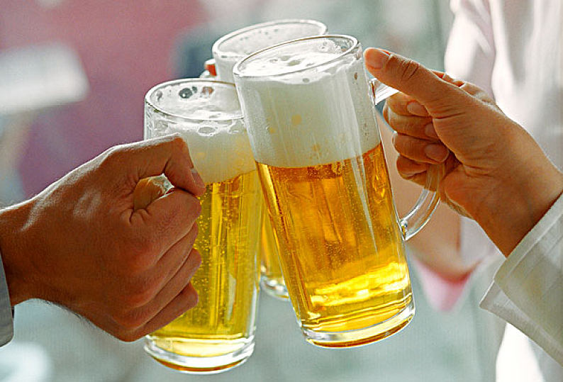 碰杯_啤酒_大桶_图片素材