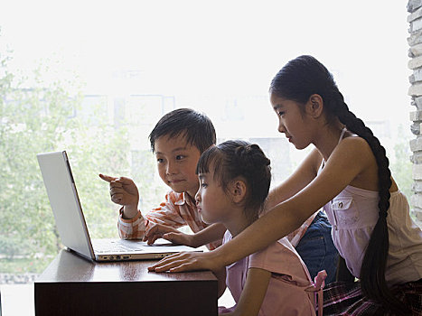三个孩子,坐,正面,大窗,笔记本电脑