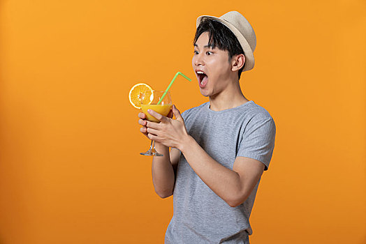 年轻男士喝橙汁