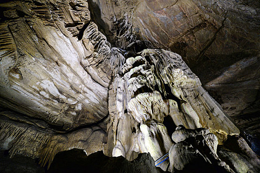 贵州省毕节市织金县官寨苗族乡,织金洞洞穴奇观