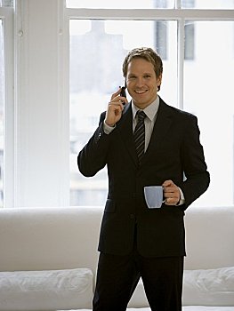商务人士,手机,咖啡杯,微笑