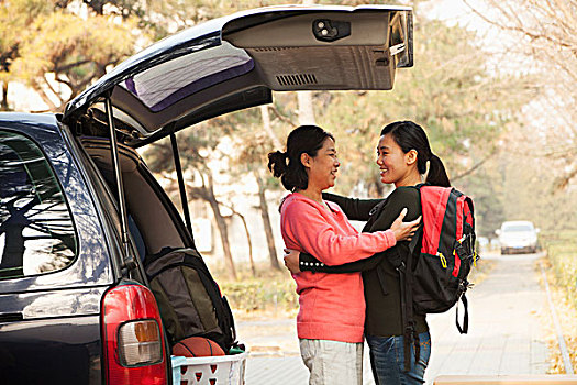 母女,搂抱,后面,汽车,大学,校园