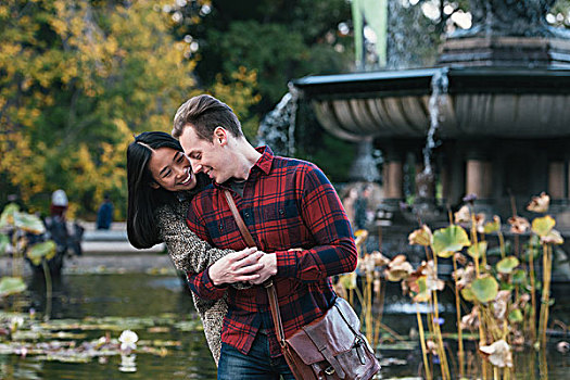 中年,夫妻,握手,毕士达喷泉,中央公园,纽约,美国