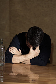 男人酗酒图片