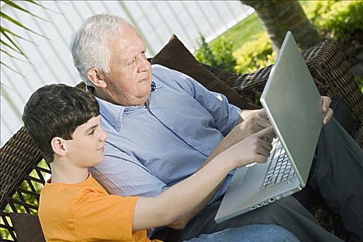 长者,孙子,笔记本电脑