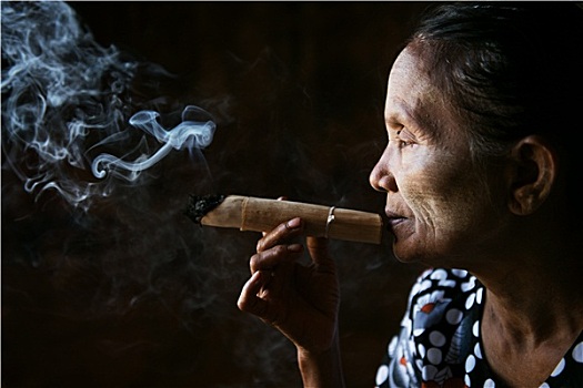 老,皱纹,亚洲女性,吸烟