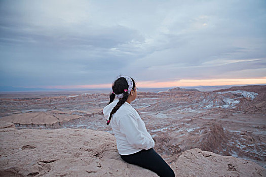 女孩,坐,石头,观景,山谷,月亮,佩特罗,阿塔卡马沙漠,智利
