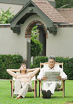 坐,夫妇,折叠躺椅,草坪,男人,读报纸,女人,打盹