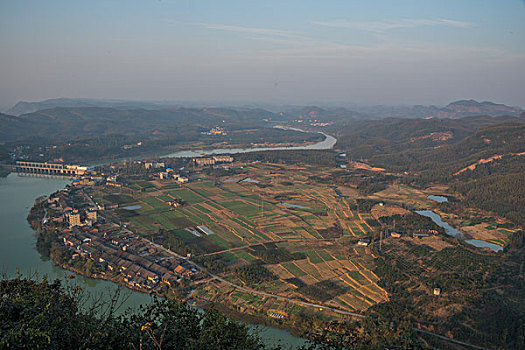 山,丹霞,河流,蓝天,黄昏,大气,田野,水电站,村庄,驴友,旅行,地质公园,丹霞地貌,绿色,灌木,树,草,水潭,素材,平面设计