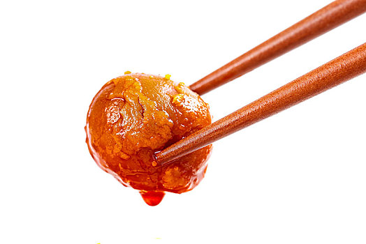 白底上筷子夹着一个海鸭蛋黄