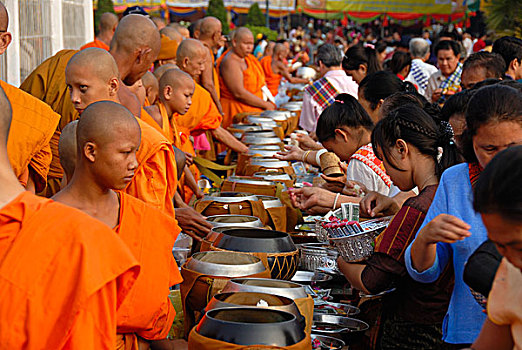 佛教,节日,僧侣,站立,后面,请求,器具,信徒,朝圣,给,施舍,橙色,长袍,万象,老挝,东南亚,亚洲