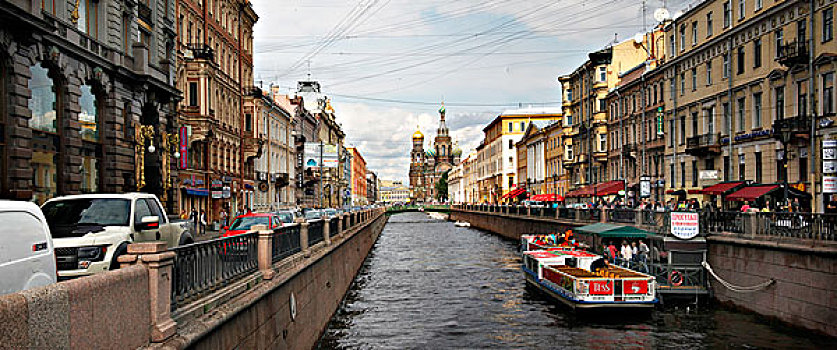 圣彼得堡古老的圣血教堂西街与河道