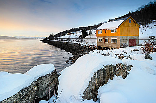 冬天,气氛,日出,峡湾,积雪,石头,正面,特色,挪威,木屋,沿岸,道路,靠近,奥勒松,欧洲