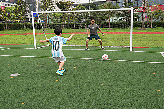 上海浦东北蔡中心小学开展的暑期足球培训课程
