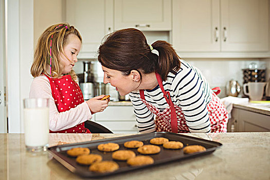 女儿,喂食,饼干,母亲,厨房