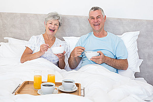 高兴,老年,夫妻,吃早餐,床上