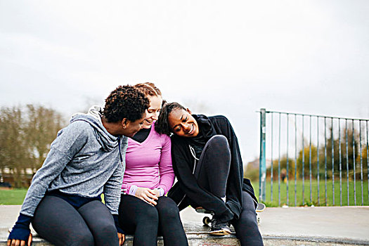 三个女人,年轻,玩滑板,坐,悄悄话,滑板,公园