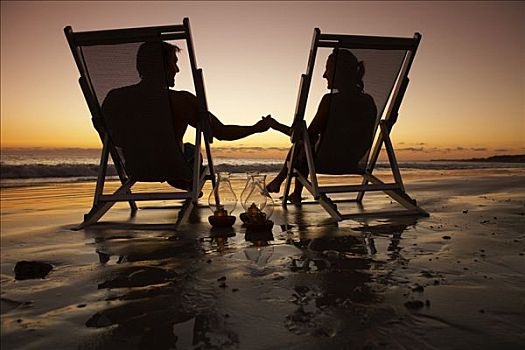 坐,夫妇,沙滩椅,海滩,日落,墨西哥