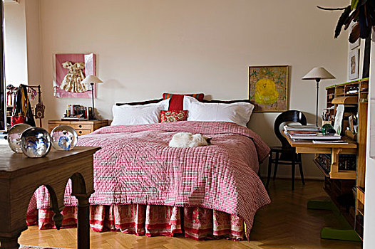 卧室,粉色,投掷,双人床,长椅,墙壁