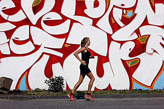 娱乐,跑步者,女青年,25-30岁,慢跑,正面,涂鸦,墙壁