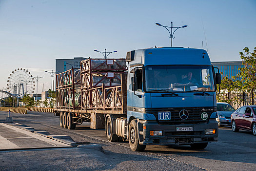 穿梭在新疆伊犁哈萨克自治州霍尔果斯口岸的外方货车