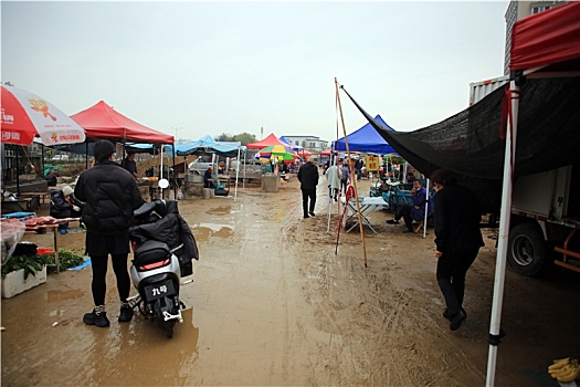 山东省日照市,市民冒雨赶农村大集,蔬菜水果价格便宜