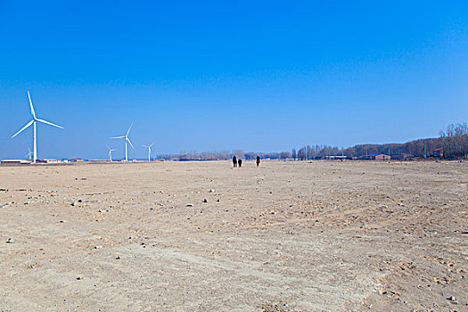 冬天农田上的风力发电车