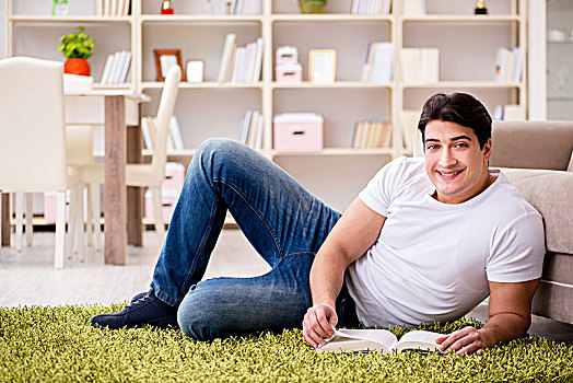 男人,读,书本,在家,地板