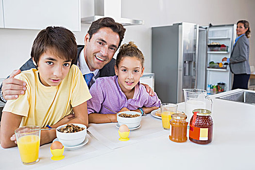 微笑,父亲,孩子,吃早餐,母亲,站立,电冰箱