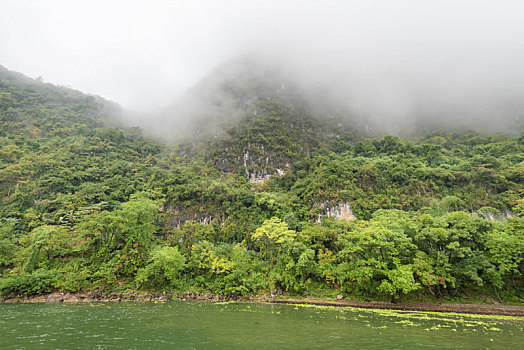 烟雨中的中国桂林漓江山水风光