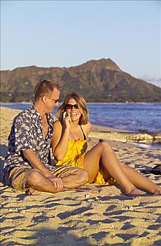 夏威夷,瓦胡岛,怀基基海滩,坐,夫妇,海滩,钻石海岬,背景,女人,交谈,手机