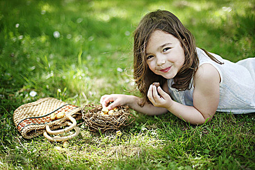 5岁,女孩,吃,复活节彩蛋,乡村
