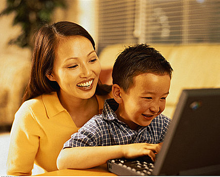 母亲,儿子,使用笔记本,电脑,微笑