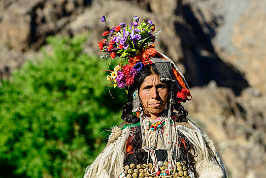 女人,部落,戴着,传统服饰,花,头饰,拉达克,查谟-克什米尔邦,印度,亚洲