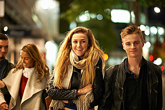 两个,年轻,情侣,漫步,挽臂,街道,夜晚,伦敦,英国