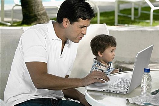 侧面,父亲,工作,笔记本电脑,儿子,坐,旁侧