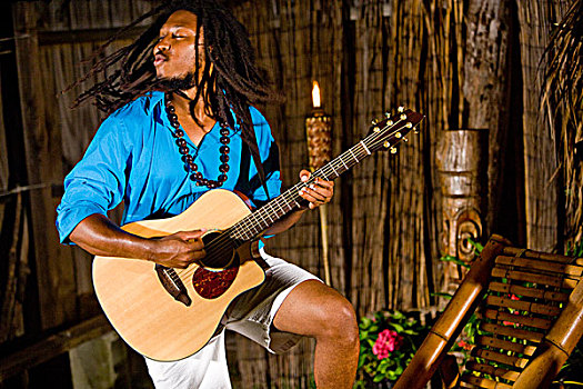年轻,牙买加人,男人,长发绺,弹吉他,热带海岛