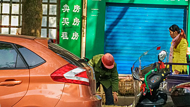 汽车,广告,买卖,三轮摩托车,女人,骑车的,路过,门面,卷闸门