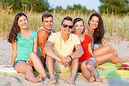 友谊,高兴,暑假,休假,人,概念,群体,微笑,朋友,坐,海滩