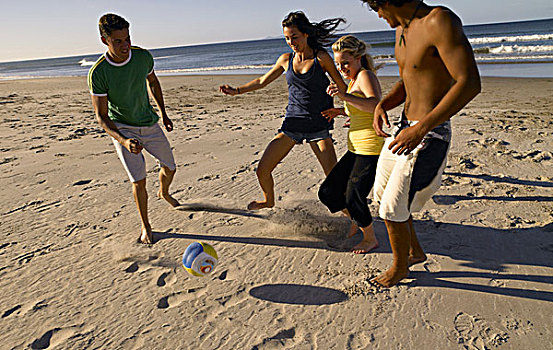 青少年,玩,足球,海滩