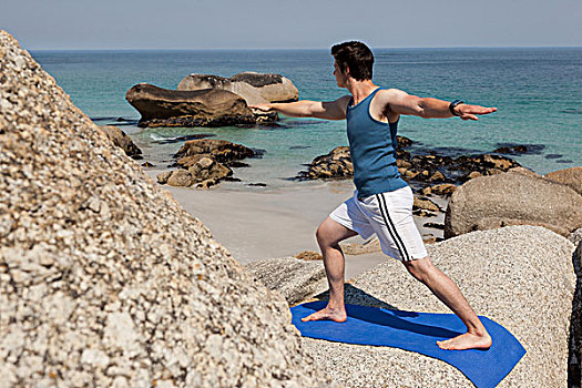 男人,表演,瑜珈,岩石上,靠近,海岸