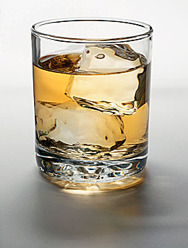 玻璃杯,苏格兰威士忌,岩石上,白色背景