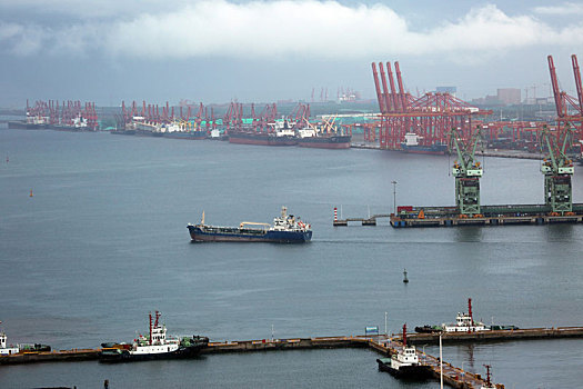 风雨过后是晴天丽日,港口运输生产繁忙有序折射中国经济巨大活力