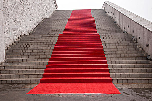 陕西西安法门寺合十舍利塔房外的红地毯石梯