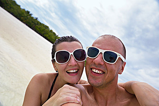 高兴,年轻,情侣,暑假,开心,放松,美女,晴朗,白天,海滩