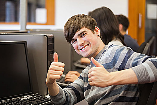 男人,坐,电脑桌,给,竖大拇指,大学,微笑